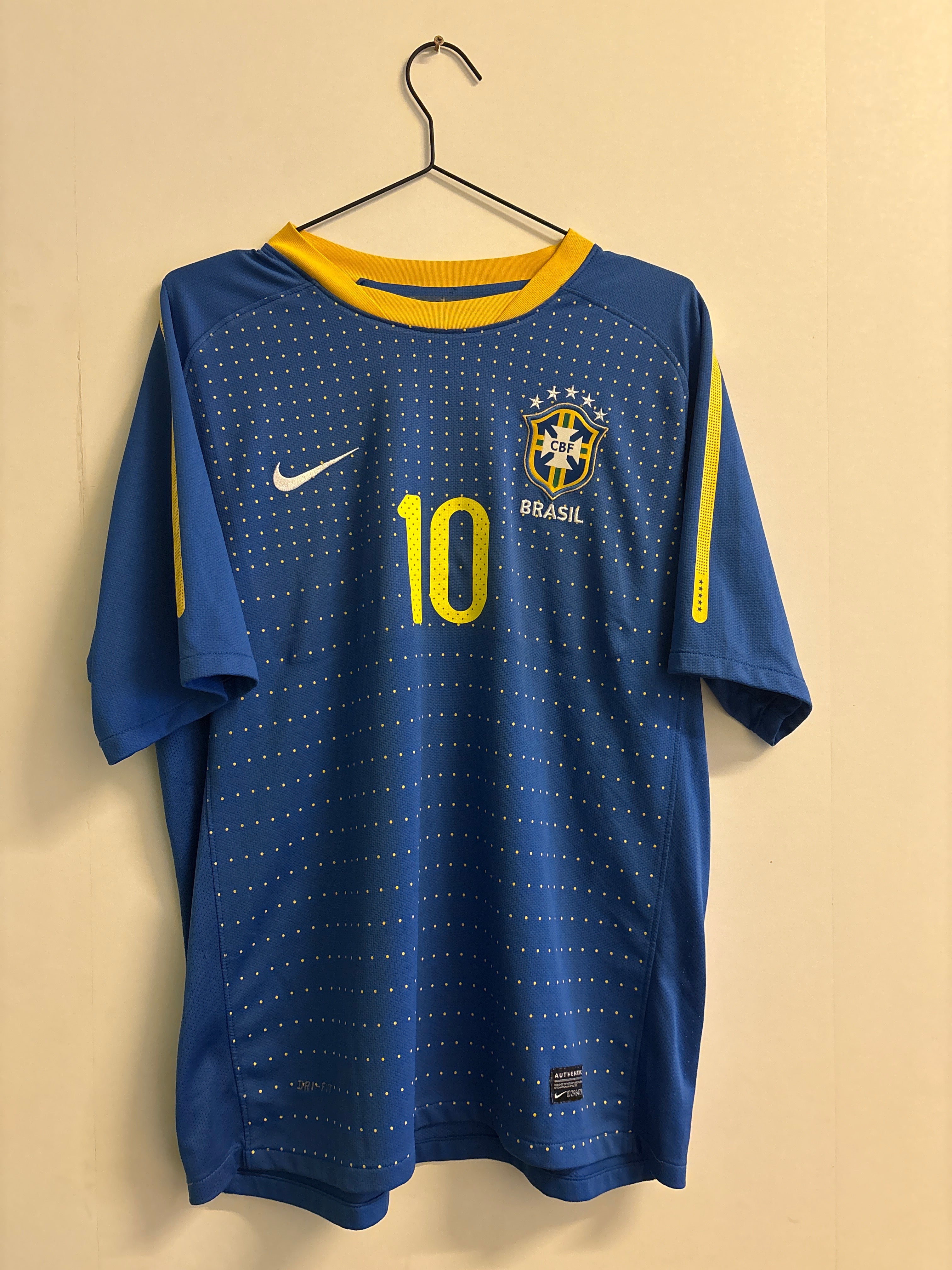 Brasil 2010 borte #10 Kaká (L)